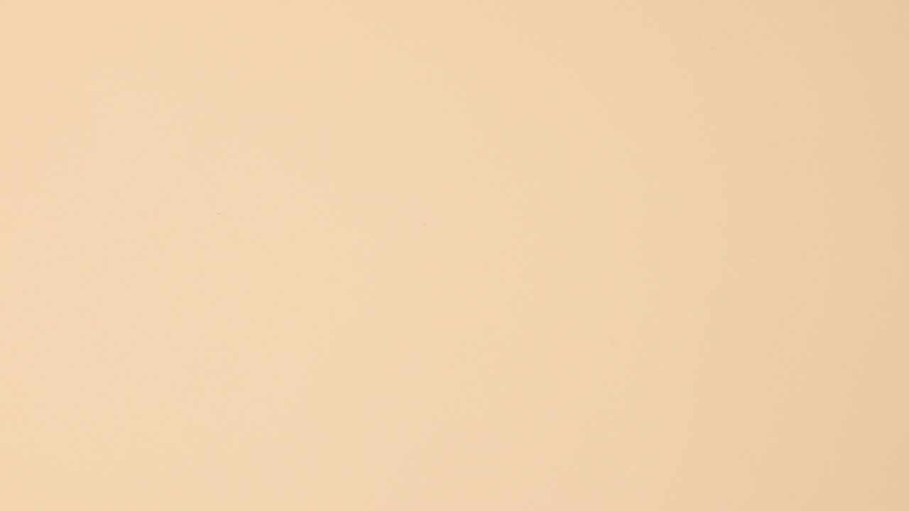 las botellas de esmalte de uñas vibrantes aparecen en la parte superior del fondo beige.