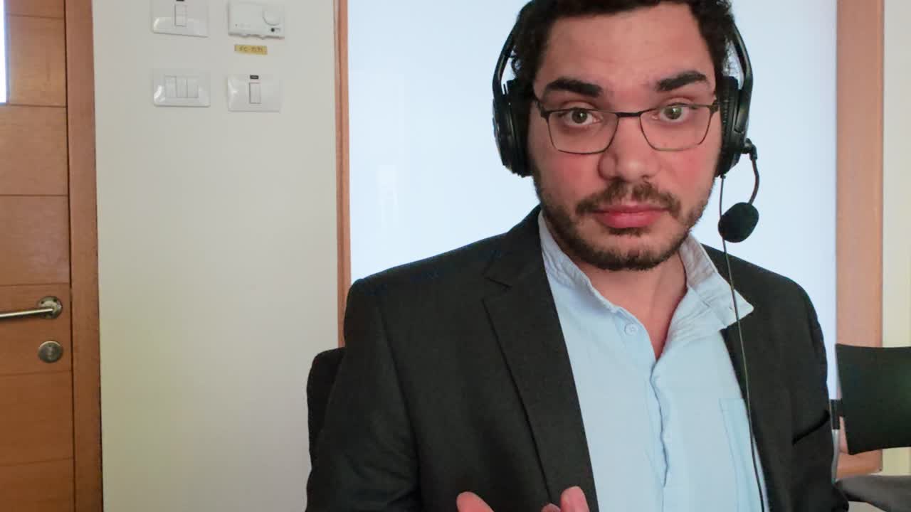 Uomo d'affari che espone un punto in videoconferenza