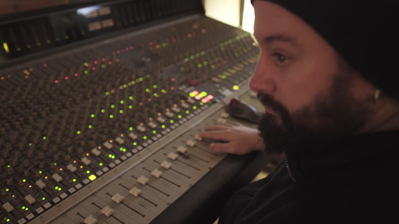 hombre en un instrumento de ecualizador en un estudio