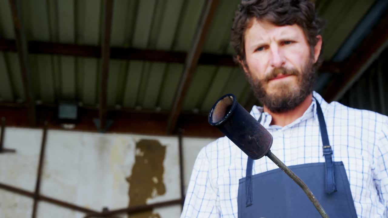 artesano con una antorcha de acetileno en el taller 4k