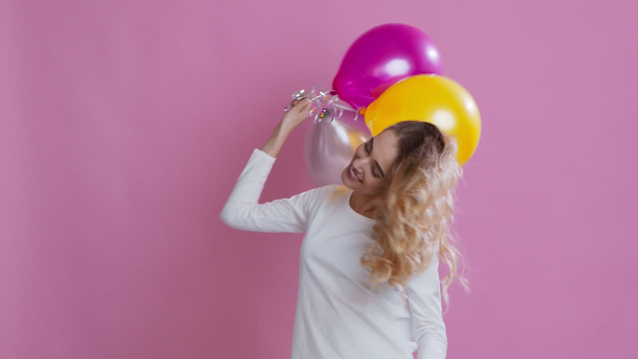 mujer feliz con globos