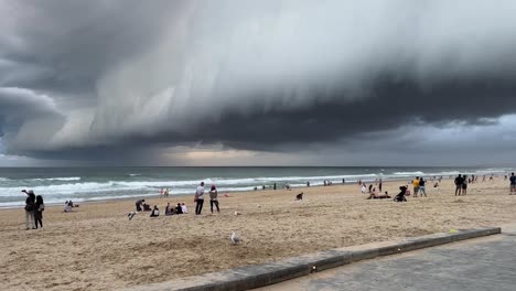 dramática capa gruesa de nubes oscuras que cubren el cielo en la playa del paraíso de los surfistas, temporada de tormentas húmedas y salvajes que se acerca este verano, costa dorada, queensland, australia