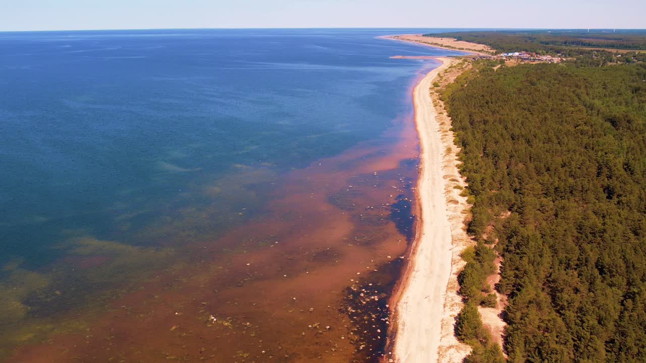 la costa del mar cerca de salacgriva. la costa industrial de salacgriva