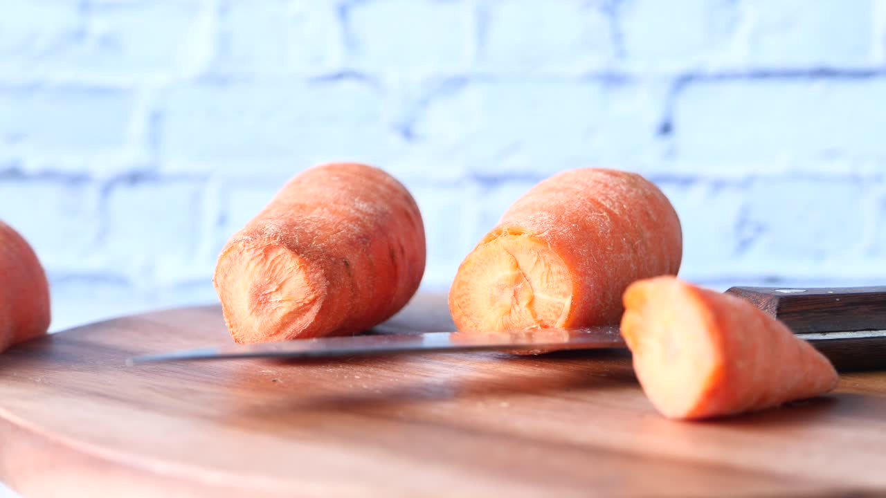 zanahorias en rodajas en una tabla de cortar de madera