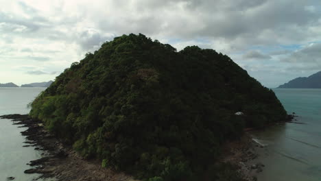 Sobrevuelo-Aéreo-De-Una-Pequeña-Isla-Tropical-En-El-Nido,-Filipinas