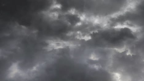 Gewitter-über-Dem-Dunklen-Himmel