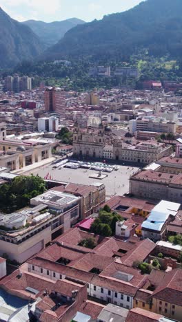 Disparo-Vertical-De-Un-Dron,-Plaza-Bolívar,-Bogotá,-Colombia