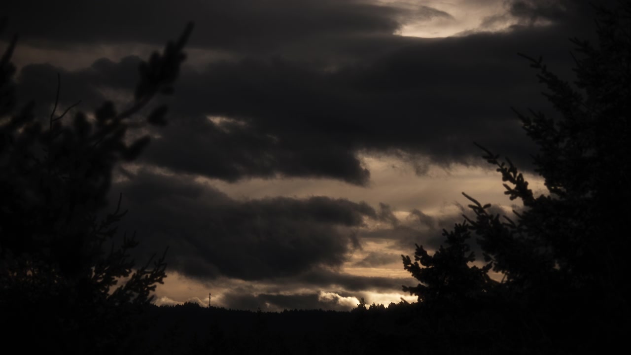 Cielo ventoso matutino al amanecer cubierto de nubes de tormenta