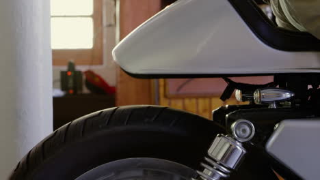 animación de una motocicleta sobre un dibujo del paisaje urbano en 3d