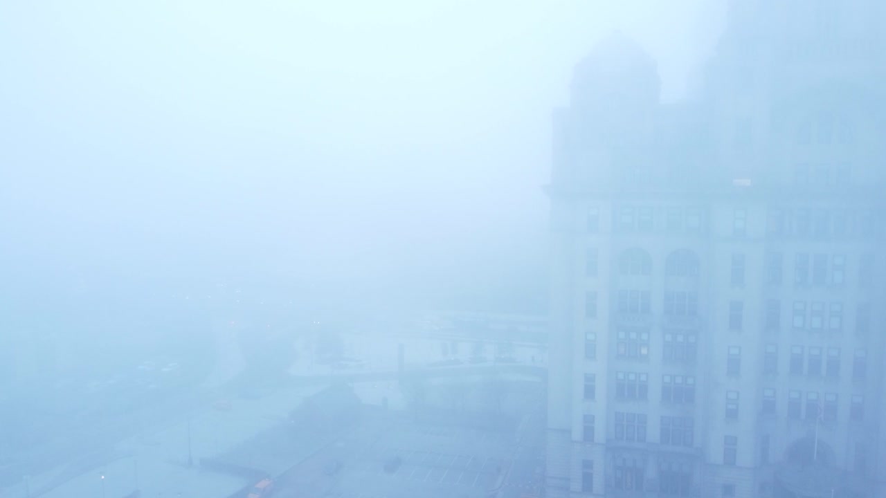 리버풀 시를 가로지르는 짙은 짙은 안개가 뒤덮인 초현실적인 도심 해안가의 공중 전망
