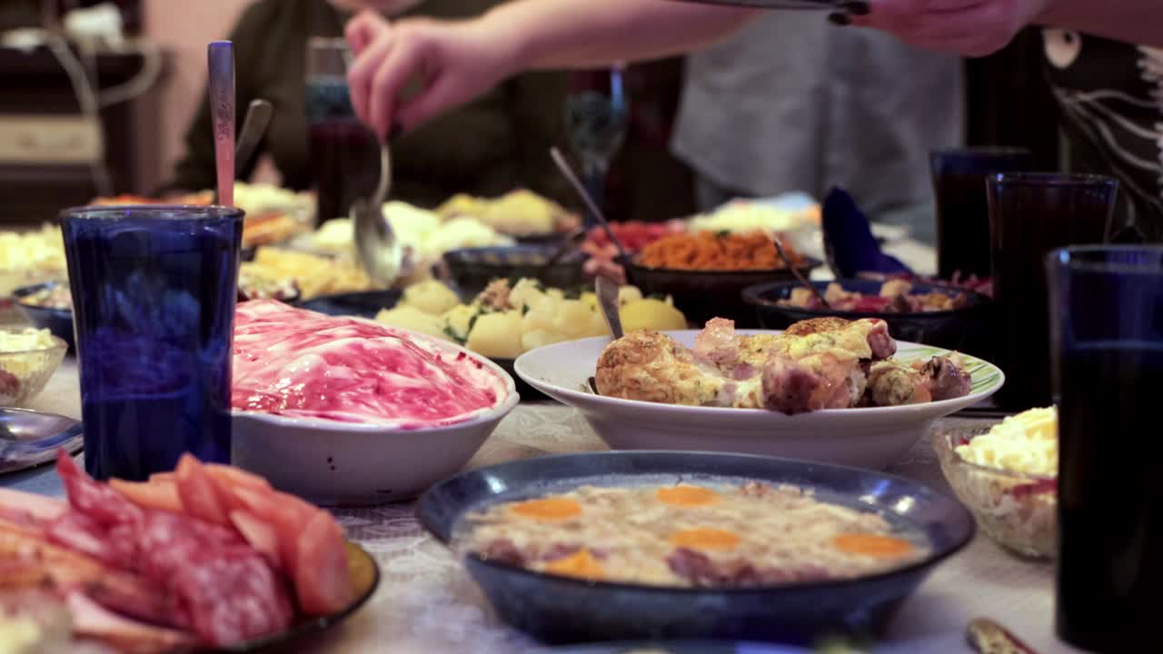 다양한 맛있는 음식과 음식으로 축제 테이블. 집에서 만든 식사, 김 고기 및 러드