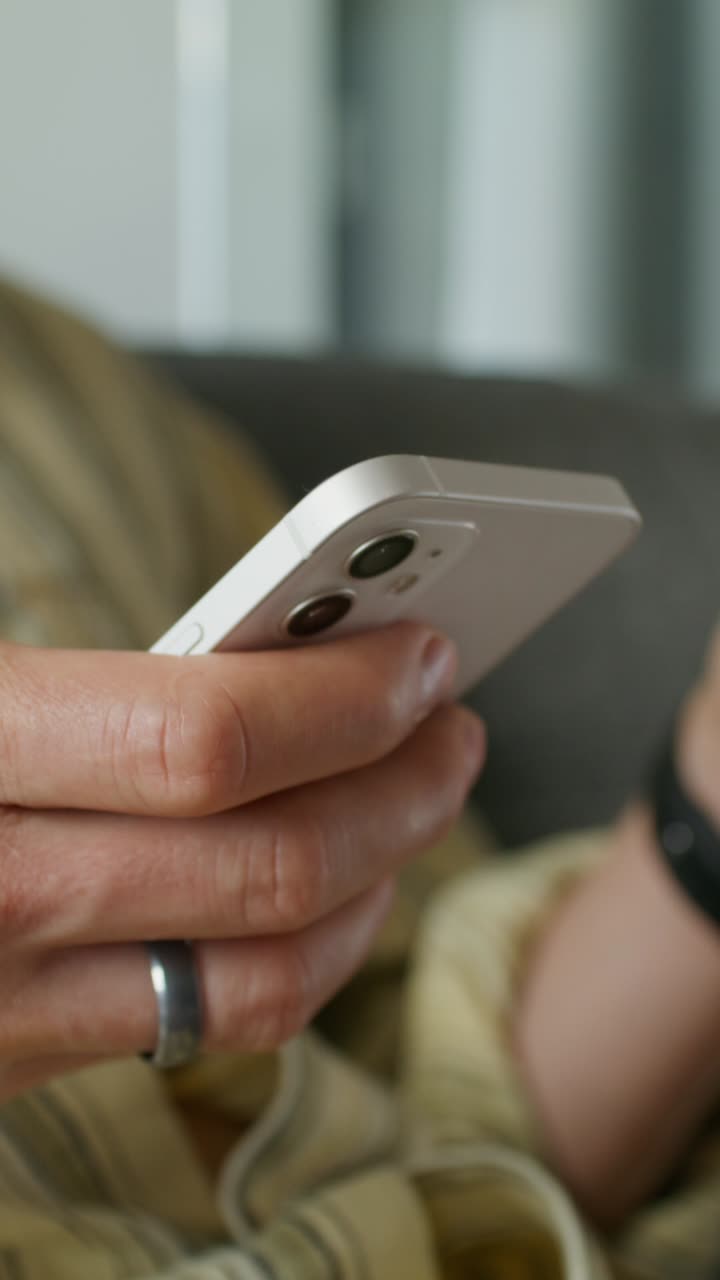 Persona che usa uno smartphone bianco