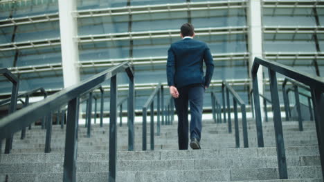 un homme d'affaires prospère sur les escaliers à l'extérieur