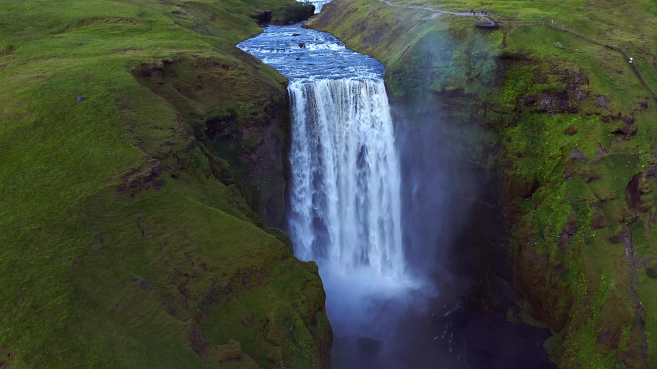 famosa cascada de skogafoss en el pueblo de skogar, al sur de islandia - toma aérea