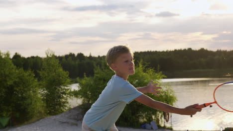 mutter und sohn am strand