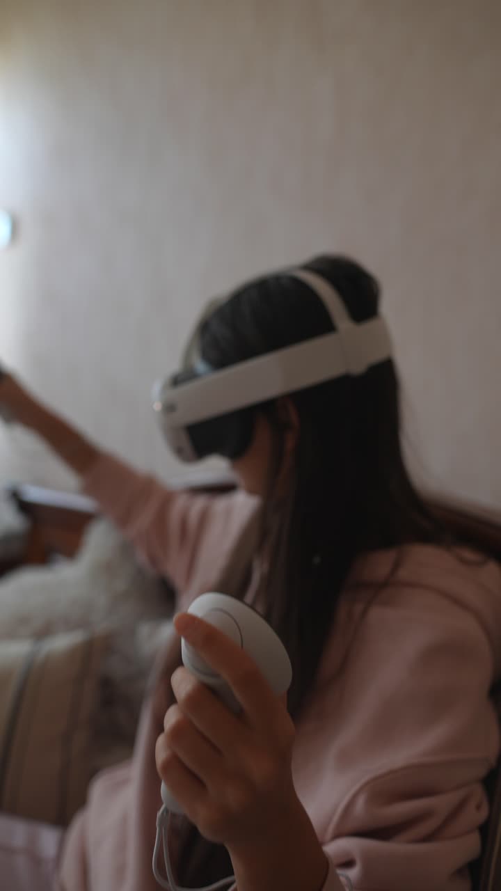 mujer jugando al juego vr en casa
