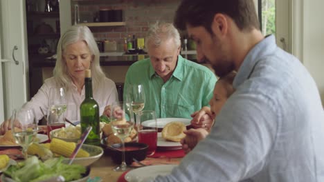 Familia-De-Tres-Generaciones-Comiendo-Juntas