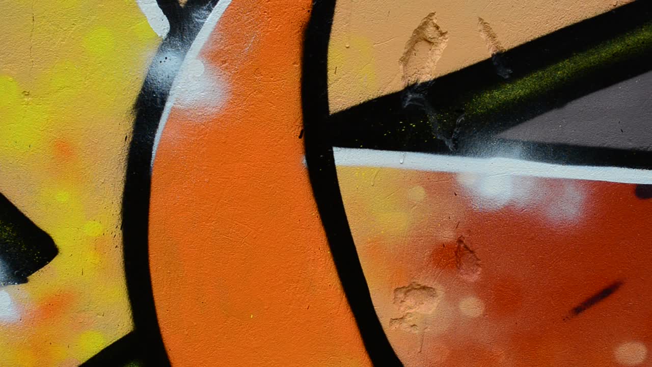 The artist draws graffiti, abstraction, tails of snakes