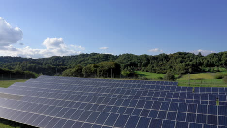 Luftaufnahme:-Langsame-Schwenkaufnahme-Eines-Solarkraftwerks-Auf-Der-Grünen-Wiese