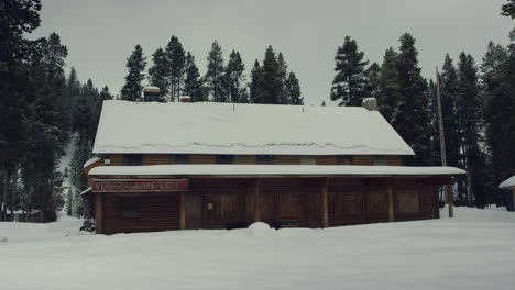 la gallineta nórdica cubierta de nieve lake lodge en stanley, idaho durante la temporada baja de invierno