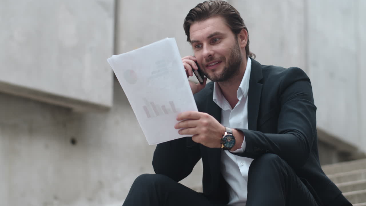 Uomo d'affari che parla allo smartphone per strada. Uomo d'affari che celebra il successo