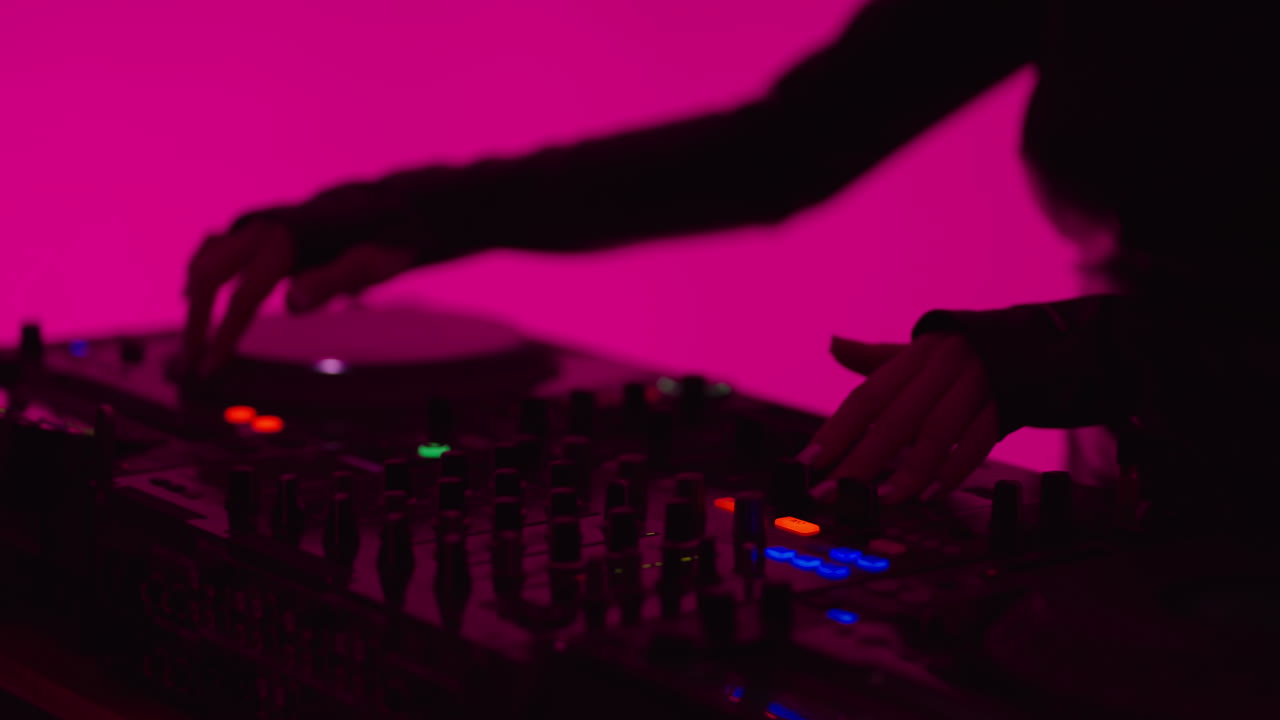 silueta de un dj mezclando música en un tocadiscos