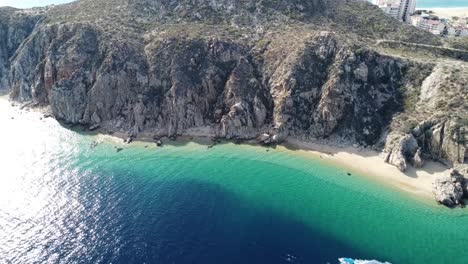 aguas increíblemente azules por los acantilados en el balconcito, cabo san lucas