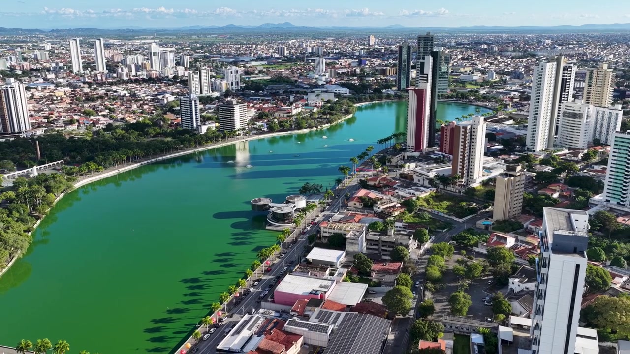 Søpark i Campina Grande i Paraíba, Brasilien. Sølandskab. Smukt bybillede. Byens skyline. Turistattraktion.