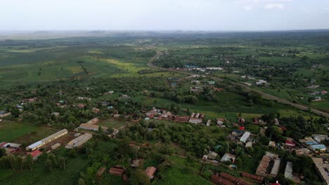 Vista-Aérea-De-Una-Ciudad,-En-El-Campo-De-Kenia,-áfrica---Disparo-De-Drones-De-Seguimiento