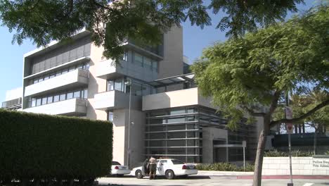 Establishing-shot-of-a-Policía-station-day