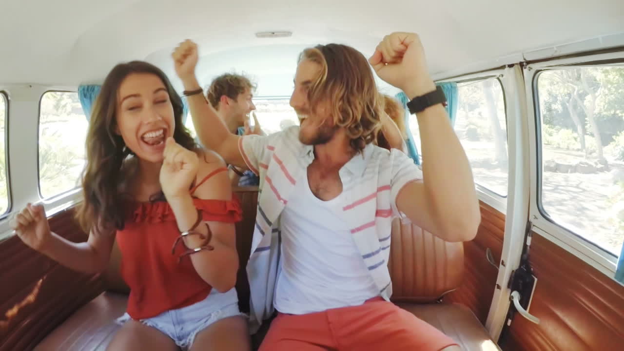 grupo de amigos bailando y divirtiéndose