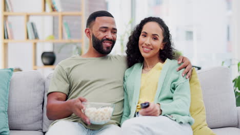 Paar,-Sofa-Und-Popcorn,-Entspannen-Sie-Sich-Beim-Fernsehen