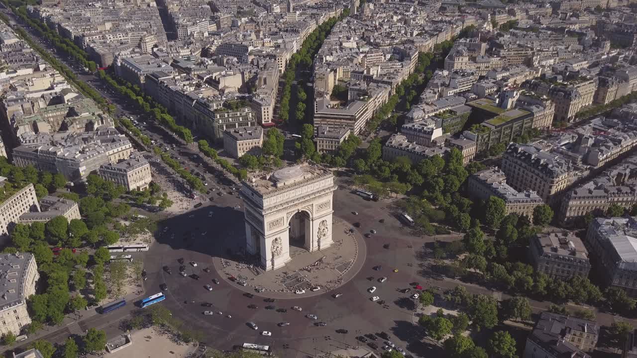 día de verano paisaje de la ciudad de parís famoso arco del triunfo círculo de tráfico panorama aéreo 4k lapso de tiempo francia