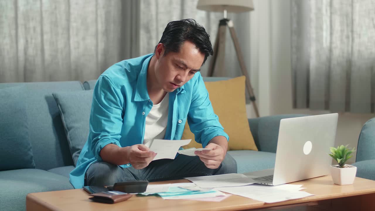 hombre estresado lidiando con problemas financieros