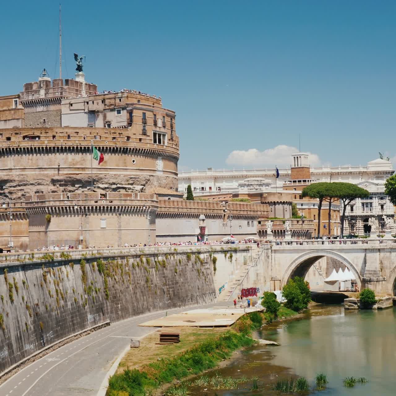 로마의 산탄젤로 성과 맑은 여름날 테베레 강을 가로지르는 다리