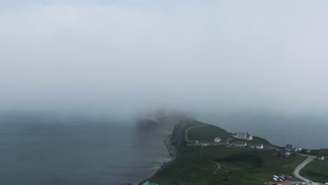 impresionantes vistas de la roca perce detrás de las nubes en el golfo de san lorenzo, quebec, canadá - drone aéreo