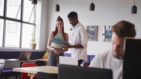 diversas personas de negocios felices discutiendo el trabajo durante una reunión en la oficina