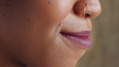 primer plano de una mujer sonriente con blanco perfecto