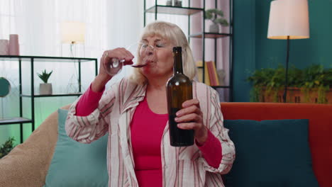 una abuela anciana feliz una mujer bebiendo un vaso de vino rojo celebrando el aniversario de su cumpleaños ganando la lotería