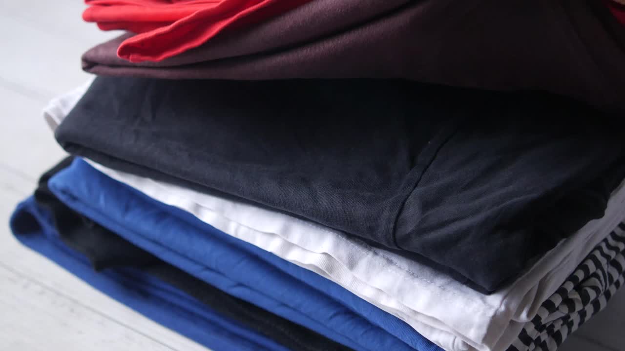 pila de ropa doblada