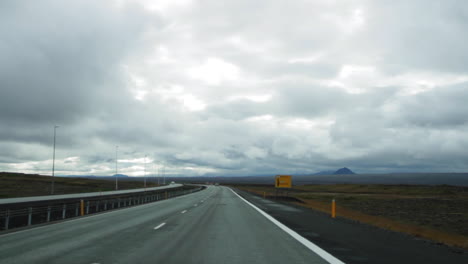 Coche-Conduciendo-Por-Carretera-En-Islandia