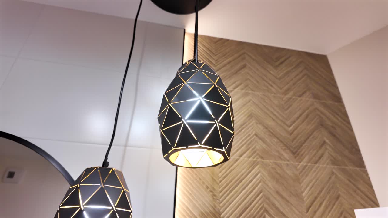 luces de baño modernas y de lujo encendidas