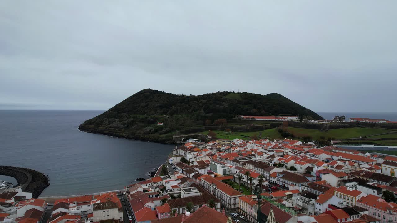 fotografía aérea de la catedral de angra do heroismo en terceia, en las azores