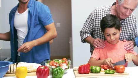 familia linda cortando verduras en la cocina