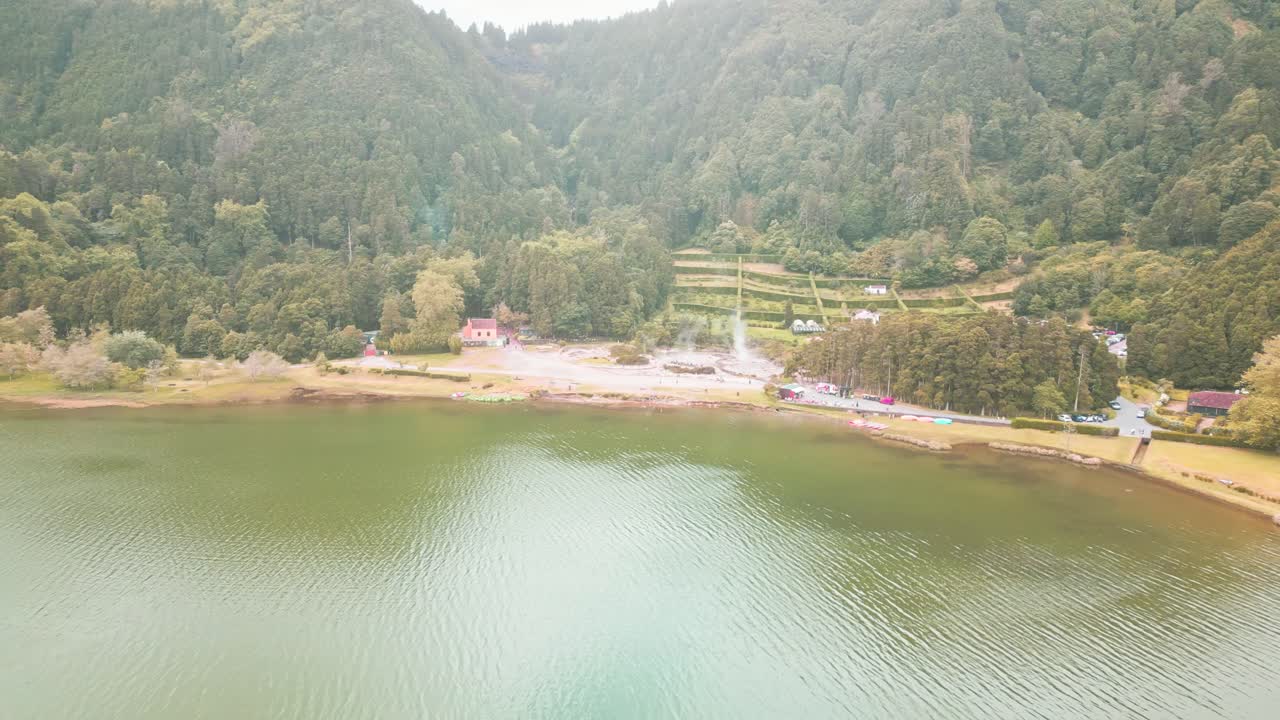 vista aérea panorámica del lago furnas y la vegetación circundante en las azores, portugal