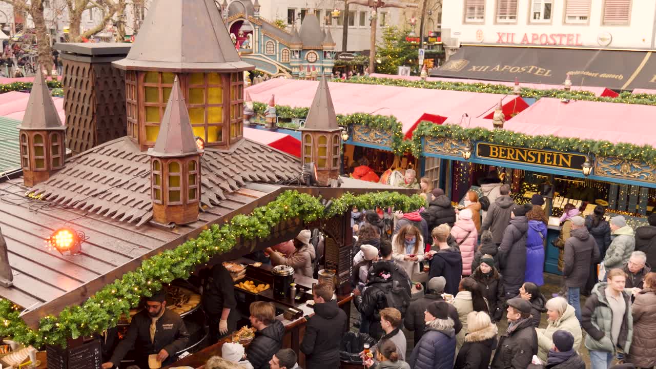 Scena del Mercatino di Natale con folla di persone