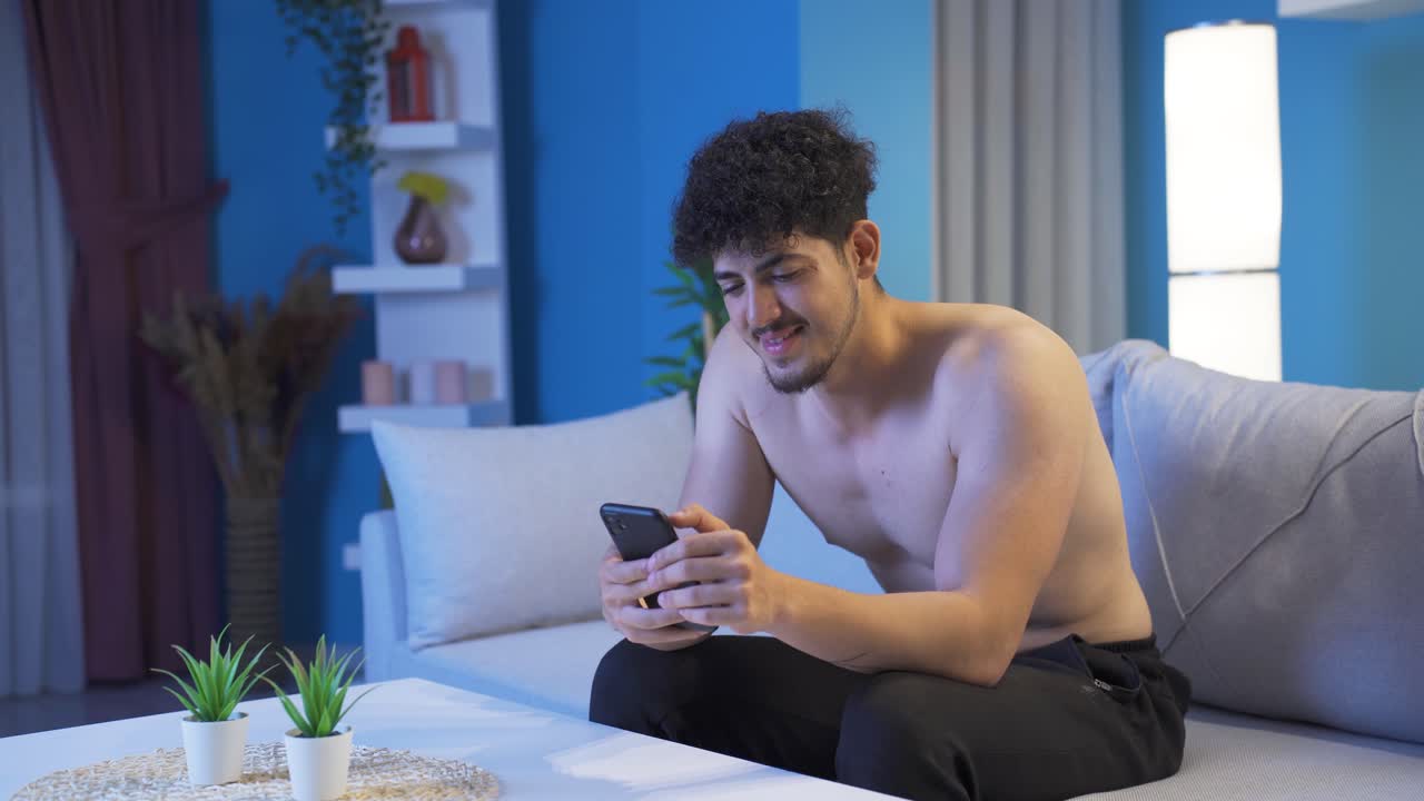 젊은 남자가 전화로 문자 메시지를 보내고 있습니다.