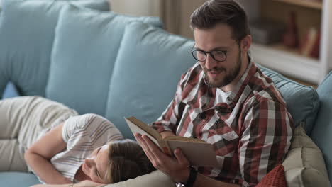 pareja relajándose en casa