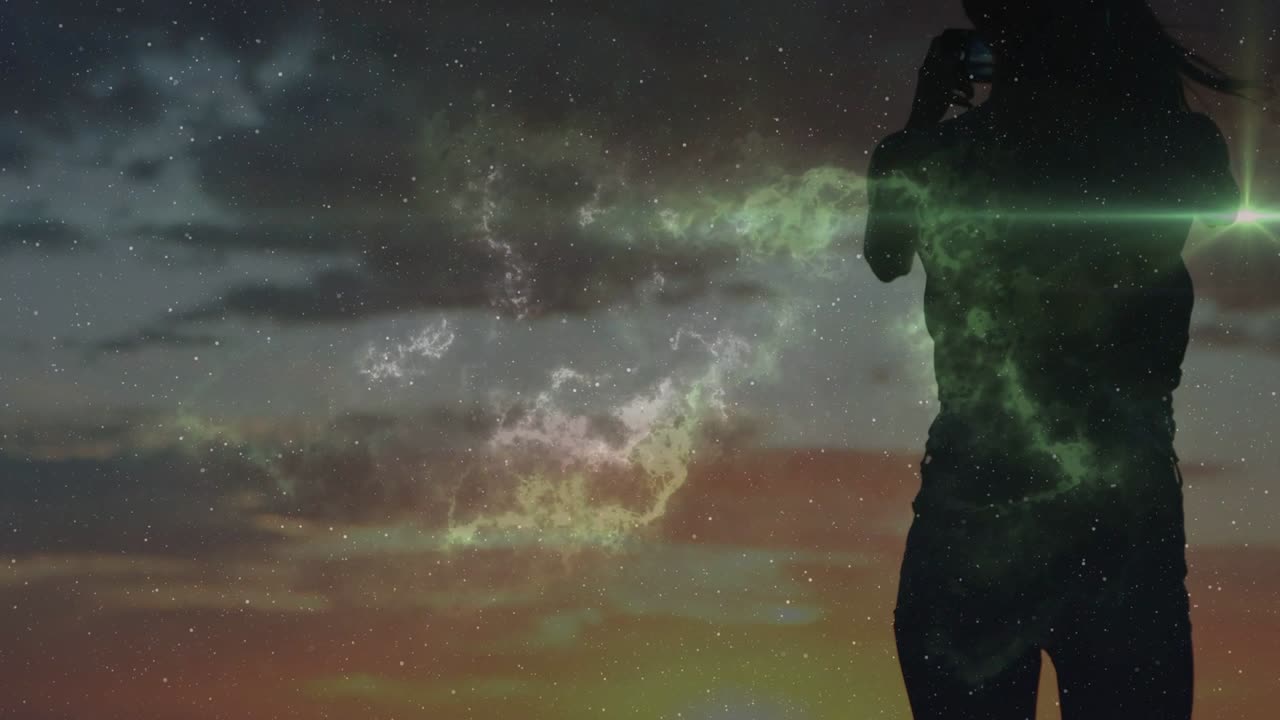 Video verticale: donna che cammina sulla riva e alza il telefono, inquadrando il tramonto con una nebulosa verde per i viaggi