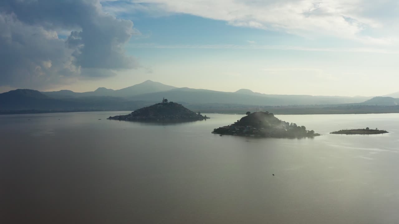 tomada de un avión no tripulado de la isla de janitzio en patzcuaro